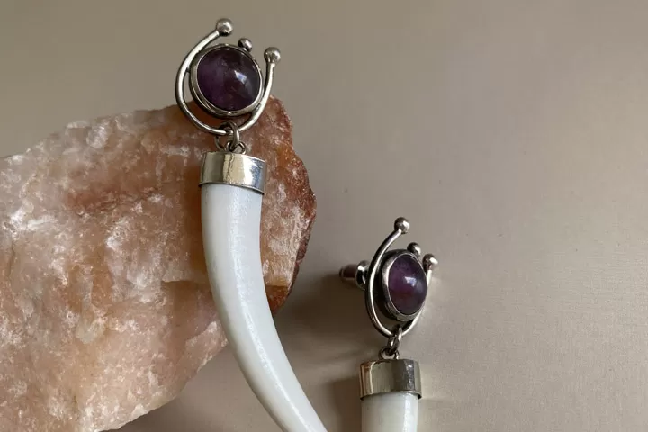 Серьги «Тришула» с клыками кабарги и самоцветом - Серьги
