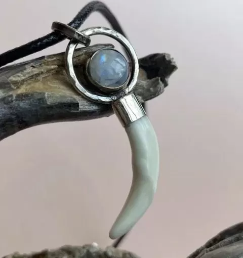 Подвеска «Цвет воды» из клыка лисы с самоцветом