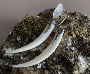 Серьги «Дочь степей» из клыка кабарги и серебра