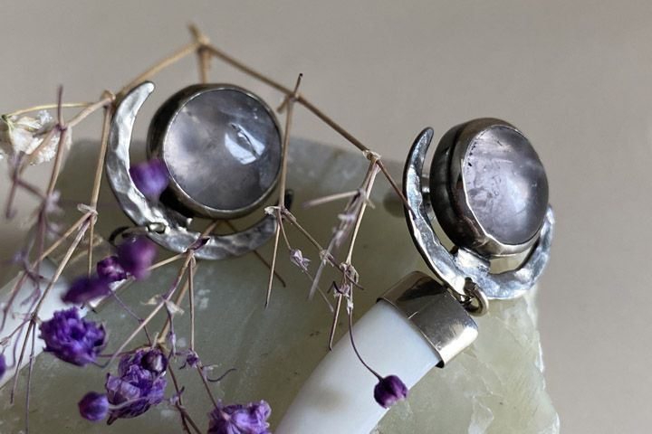 Серьги «Астарта» с клыками кабарги и самоцветом - Серьги