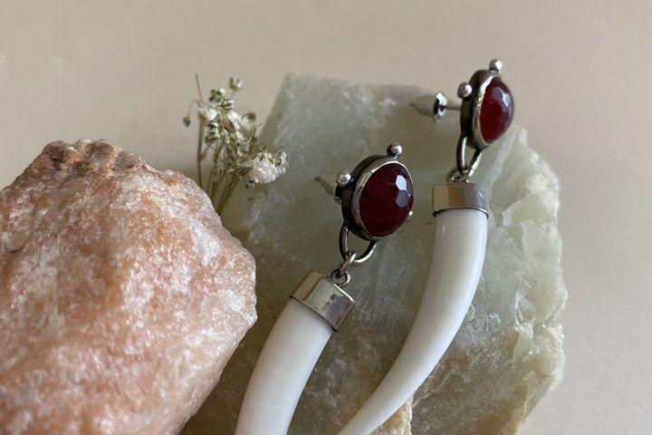 Серьги «Ягода» с клыками кабарги и самоцветом - Серьги