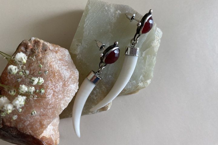 Серьги «Ягода» с клыками кабарги и самоцветом - Серьги