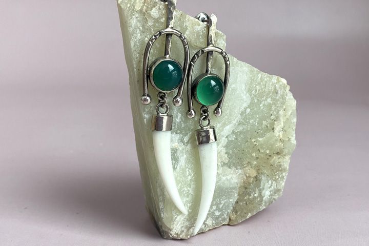 Серьги «Степная красавица» из клыка кабарги и халцедона - Серьги