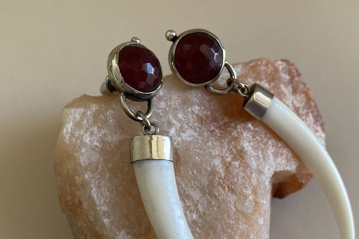 Серьги «Ягода» с клыками кабарги и самоцветом - Серьги