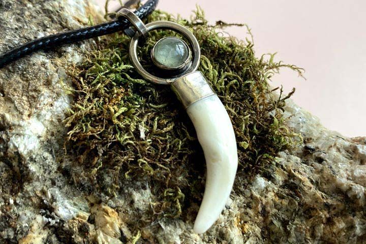 Подвеска «Цвет воды» из клыка лисы с самоцветом - Подвески