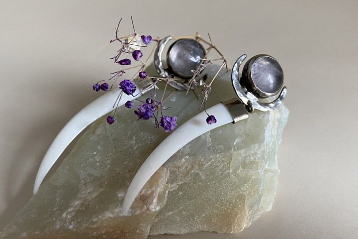 Серьги «Астарта» с клыками кабарги и самоцветом - Серьги