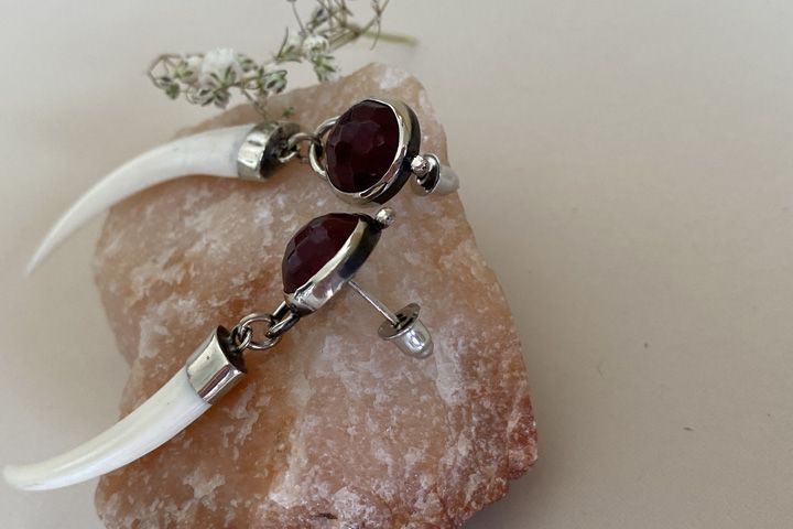 Серьги «Ягода» с клыками кабарги и самоцветом - Серьги