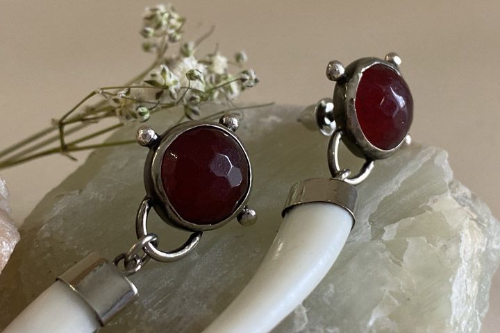 Серьги «Ягода» с клыками кабарги и самоцветом - Серьги