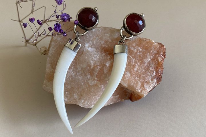 Серьги «Ягода» с клыками кабарги и самоцветом - Серьги