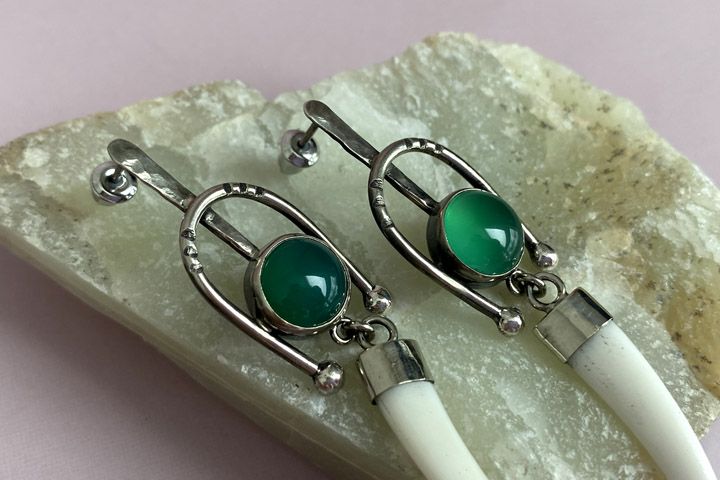 Серьги «Степная красавица» из клыка кабарги и халцедона - Серьги