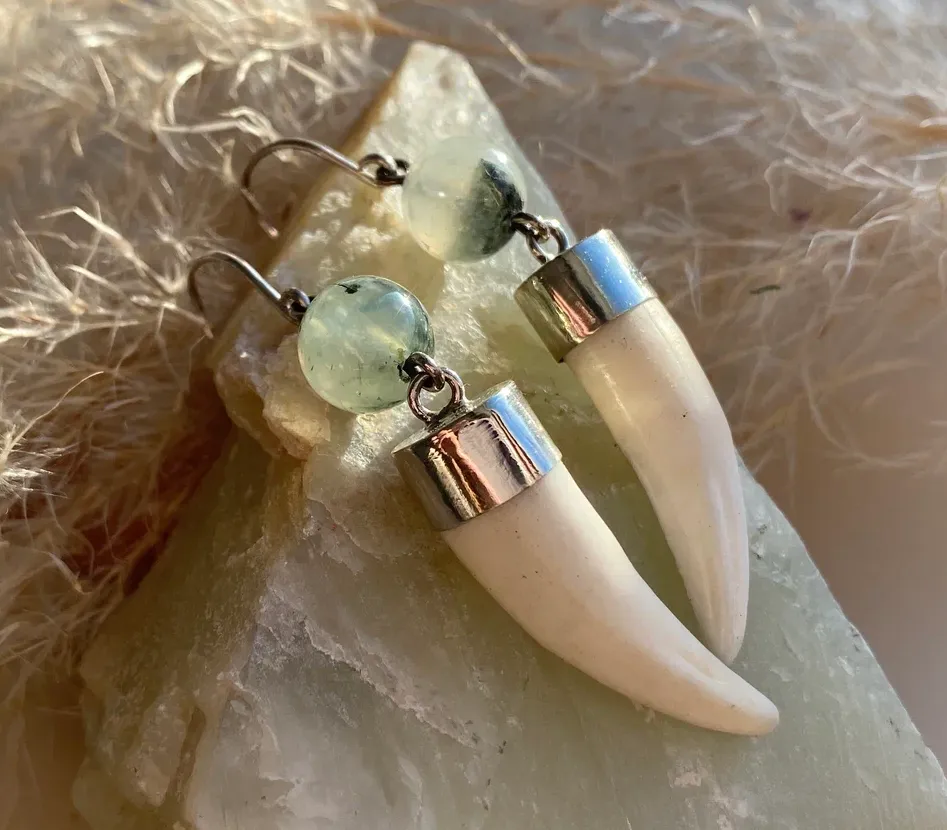 Серьги «Воительница» с клыком рыси и самоцветом