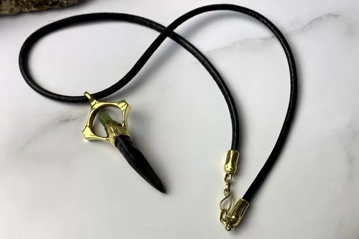 Подвеска «Ореол» - коготь нерпы и нефрит - Подвески