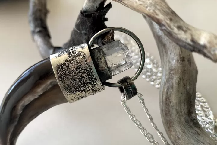 Коготь медведя «Туманный» с кварцем - подвеска - Подвески