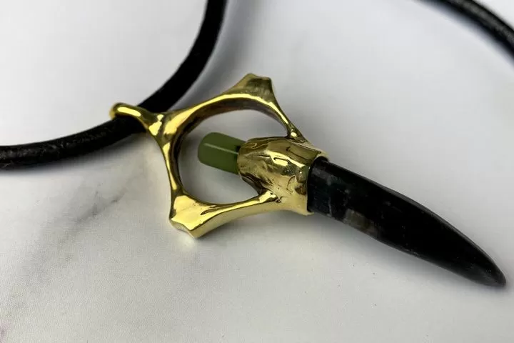 Подвеска «Ореол» - коготь нерпы и нефрит - Подвески