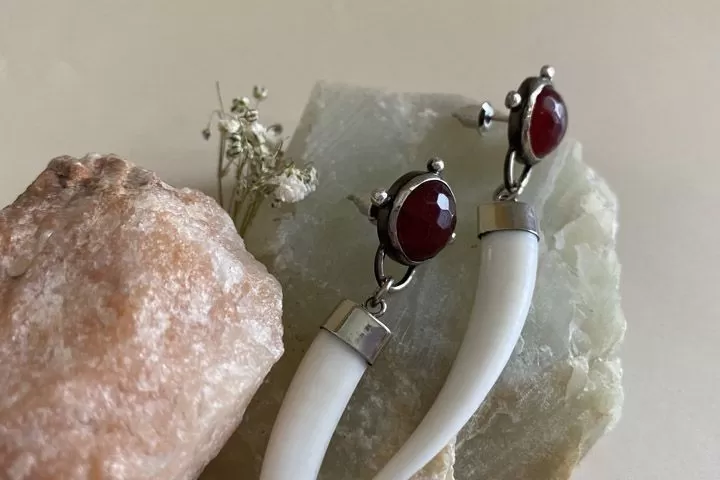Серьги «Ягода» с клыками кабарги и самоцветом - Серьги