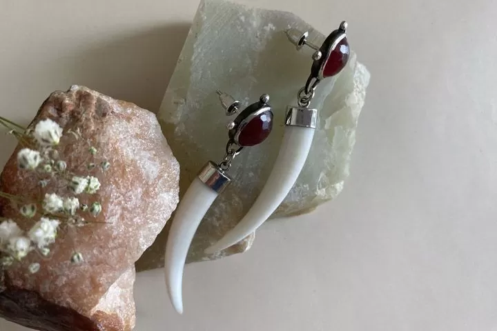 Серьги «Ягода» с клыками кабарги и самоцветом - Серьги