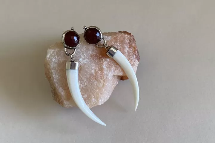 Серьги «Ягода» с клыками кабарги и самоцветом - Серьги