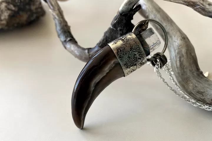 Коготь медведя «Туманный» с кварцем - подвеска - Подвески