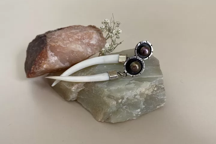 Серьги «Кольца Сатурна» с клыками кабарги и самоцветом - Серьги