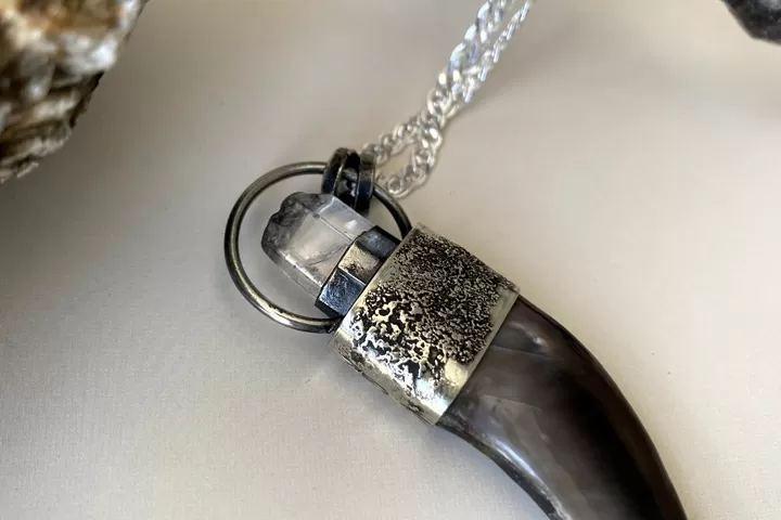 Коготь медведя «Туманный» с кварцем - подвеска - Подвески