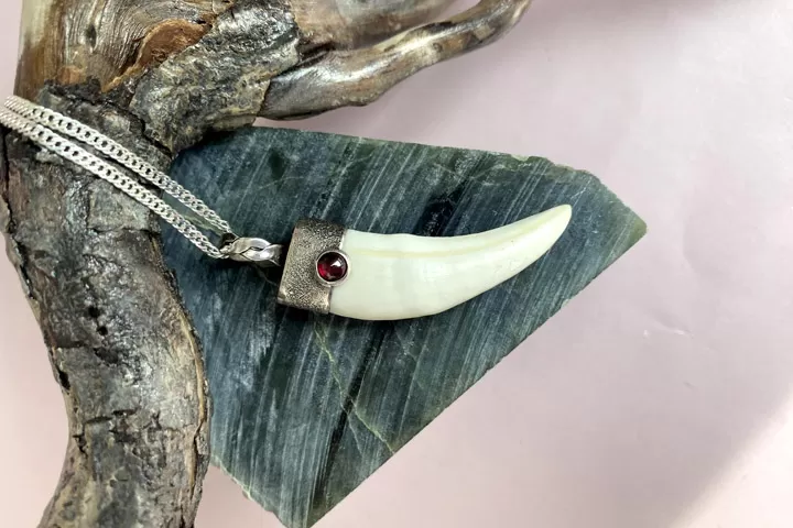 Клык волка «Мастер» с гранатом - подвеска - Подвески