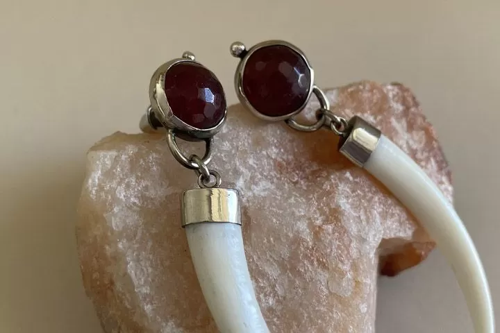 Серьги «Ягода» с клыками кабарги и самоцветом - Серьги