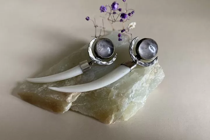 Серьги «Астарта» с клыками кабарги и самоцветом - Серьги