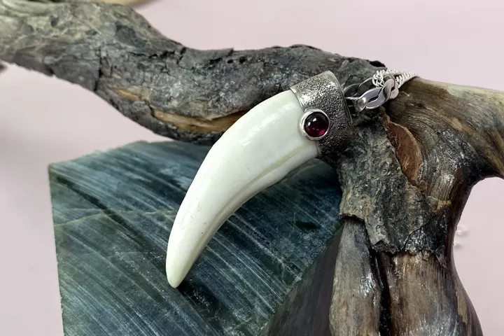 Клык волка «Мастер» с гранатом - подвеска - Подвески