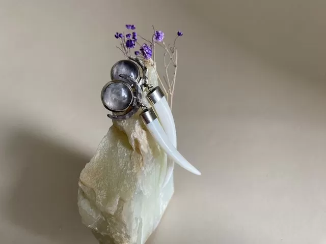 Серьги «Астарта» с клыками кабарги и самоцветом - Серьги