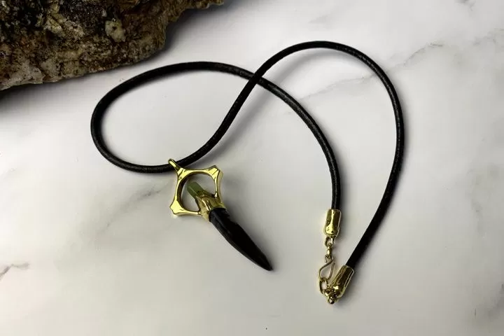 Подвеска «Ореол» - коготь нерпы и нефрит - Подвески