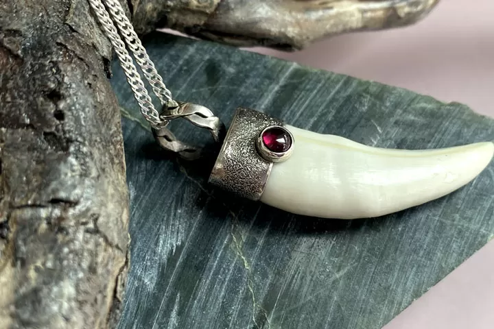 Клык волка «Мастер» с гранатом - подвеска - Подвески