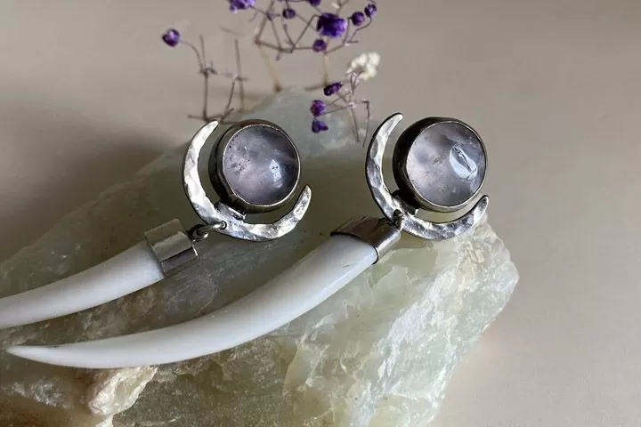 Серьги «Астарта» с клыками кабарги и самоцветом - Серьги