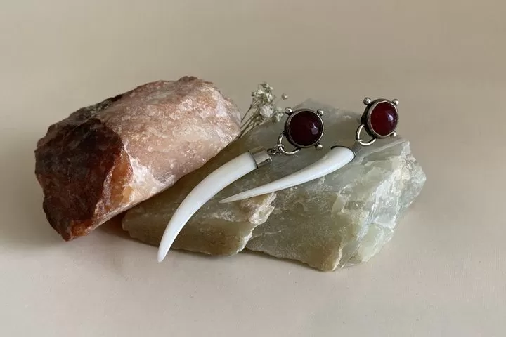 Серьги «Ягода» с клыками кабарги и самоцветом - Серьги