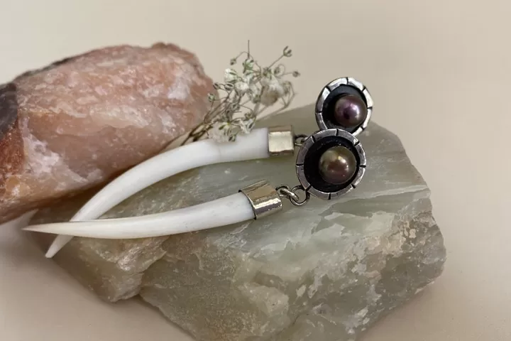 Серьги «Кольца Сатурна» с клыками кабарги и самоцветом - Серьги