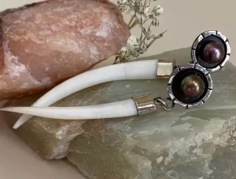 Серьги «Кольца Сатурна» с клыками кабарги и самоцветом | Таёжная лавка Тамга