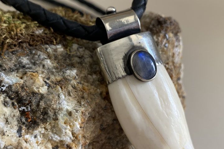 Клык медведя «Мастер» с гранатом - подвеска - Подвески