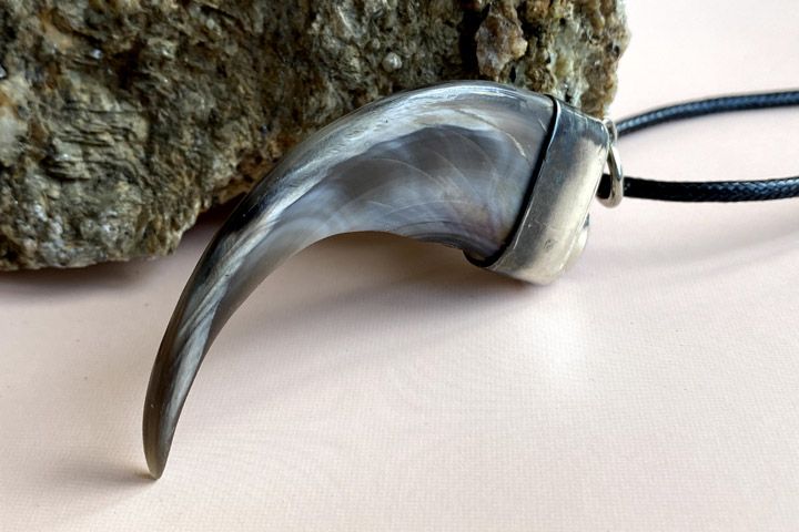 Подвеска «Кубок огня» из когтя медведя с самоцветом - Подвески
