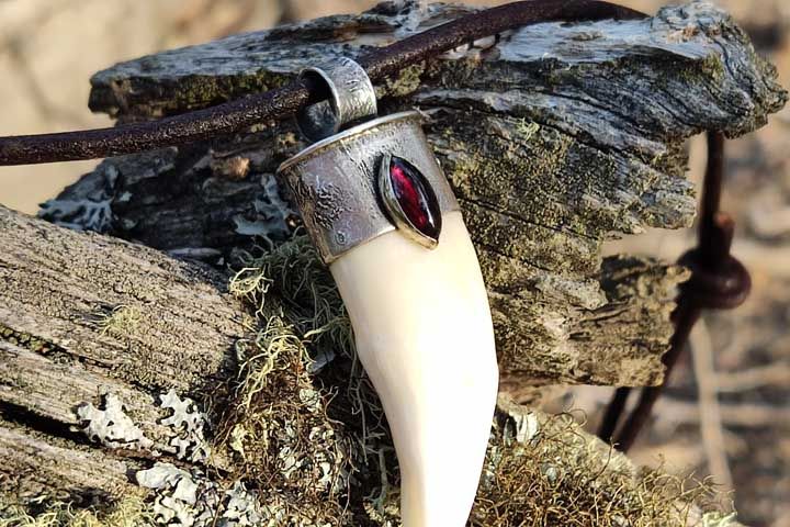 Клык медведя «Мастер» с гранатом - подвеска - Подвески