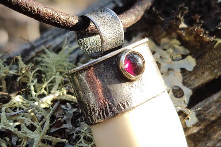 Клык медведя «Мастер» с гранатом - подвеска - Подвески