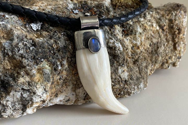 Клык медведя «Мастер» с гранатом - подвеска - Подвески