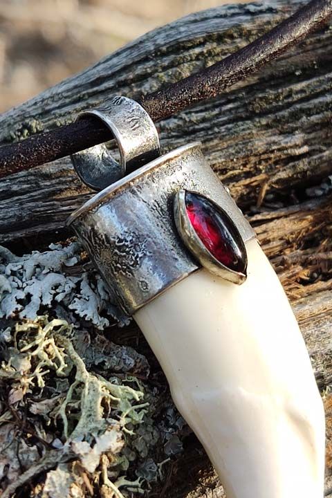 Клык медведя «Мастер» с гранатом - подвеска - Подвески