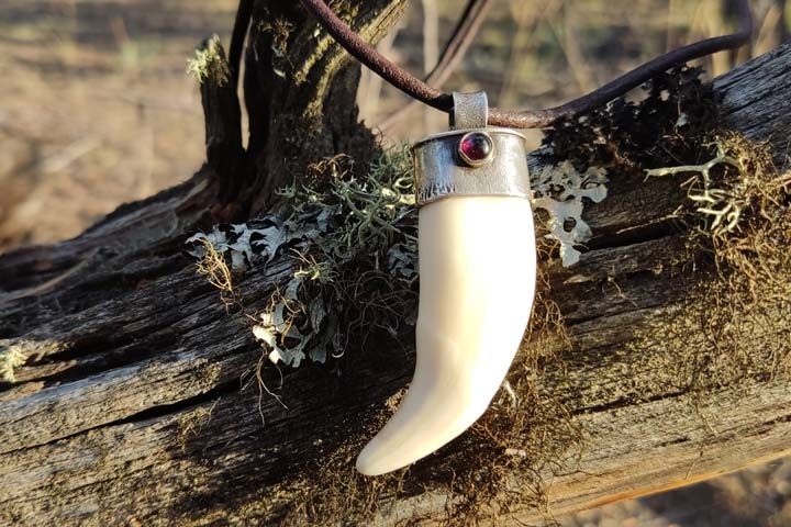 Клык медведя «Мастер» с гранатом - подвеска - Подвески