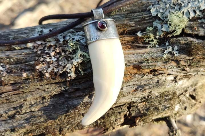 Клык медведя «Мастер» с гранатом - подвеска - Подвески