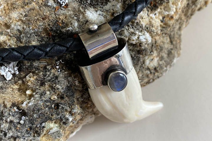 Клык медведя «Мастер» с гранатом - подвеска - Подвески