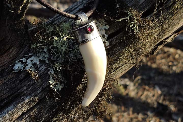 Клык медведя «Мастер» с гранатом - подвеска - Подвески