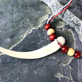 Клык «Защитный» — подвеска на вощеном шнурке | Таёжная лавка Тамга