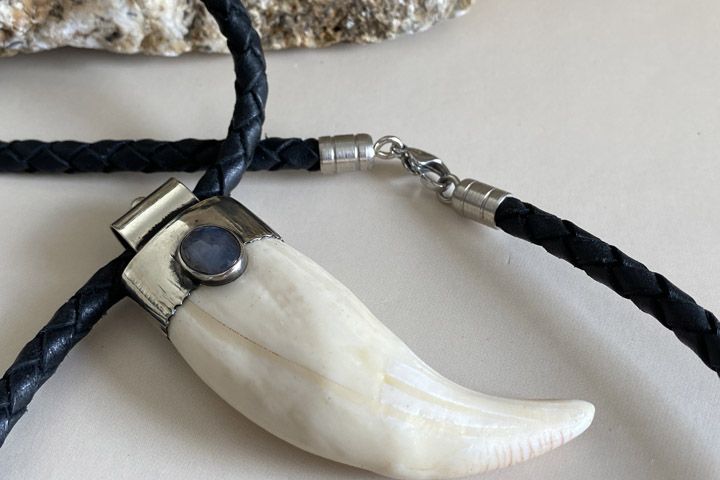 Клык медведя «Мастер» с гранатом - подвеска - Подвески