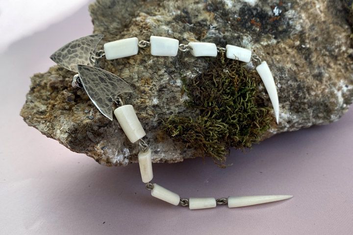 Серьги «Стрела» с клыками кабарги - Серьги