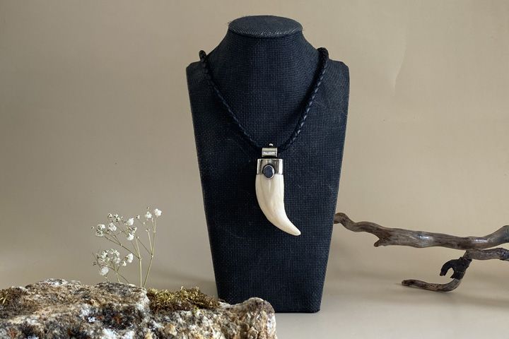 Клык медведя «Мастер» с гранатом - подвеска - Подвески